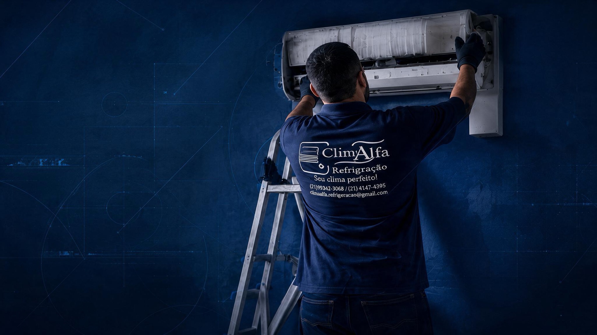 Técnico da Clima Alfa fazendo manutenção de ar-condicionado